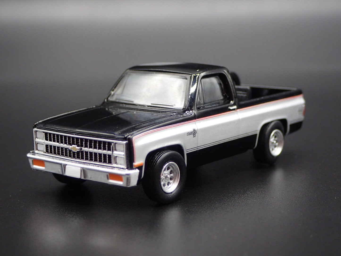 1981 81 CHEVY CHEVROLET K5 BLAZER SQUAREBODY HITCH 1:64 SCALE DIECAST MODEL CAR