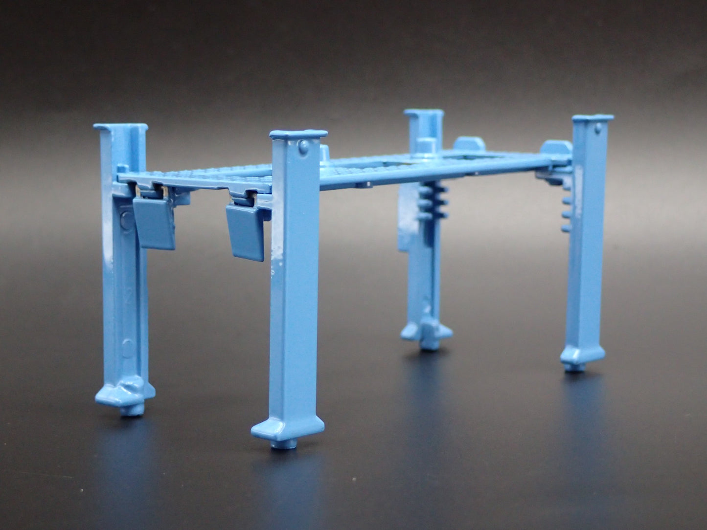 VOLKSWAGEN VW 1:64 SCALE AUTO SHOP MECHANIC GARAGE 4 POST CAR LIFT MODEL DIECAST