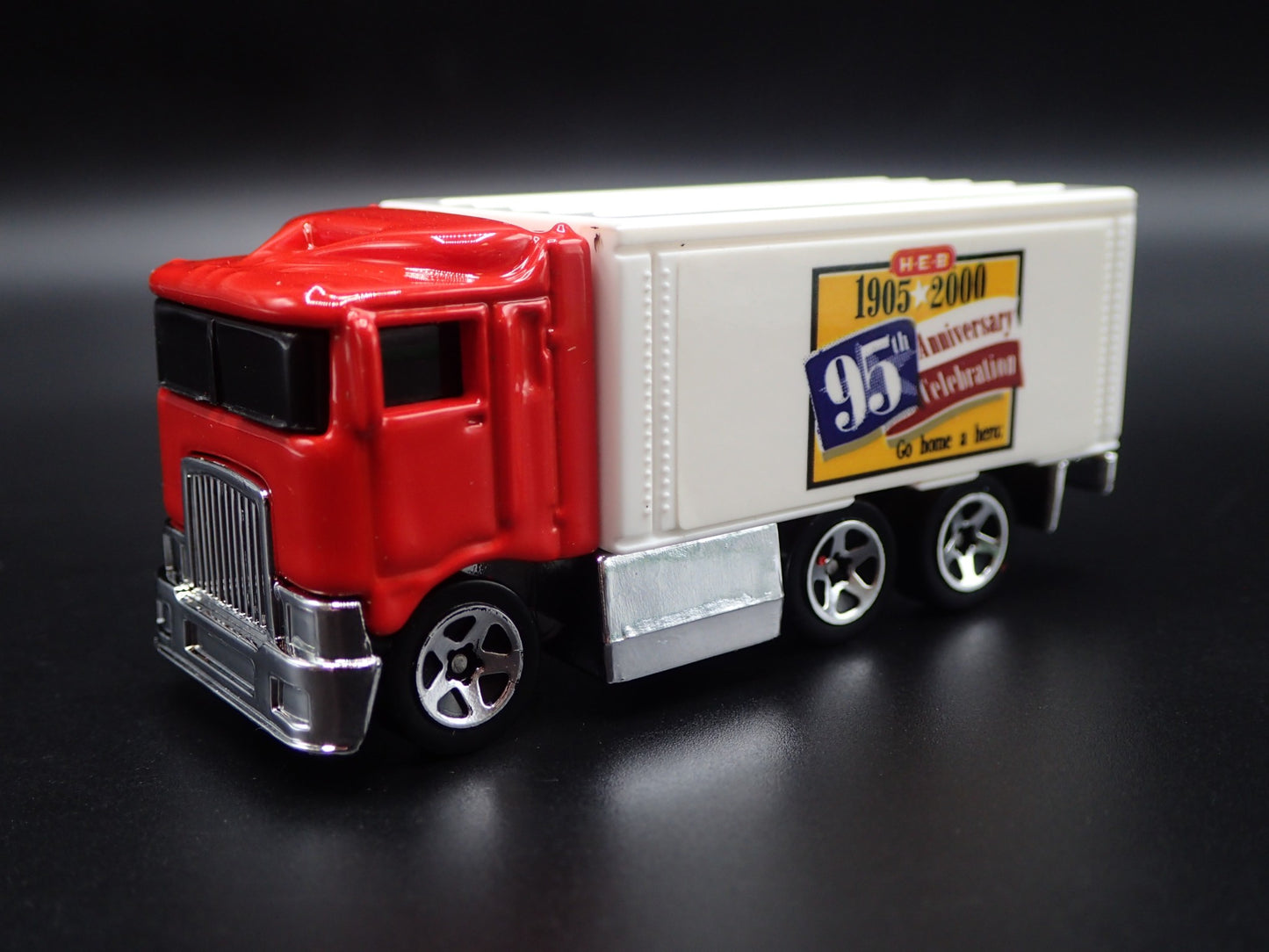 BOX DELIVERY TRUCK HIWAY HAULER H-E-B RARE 1:64 SCALE DIORAMA DIECAST MODEL CAR