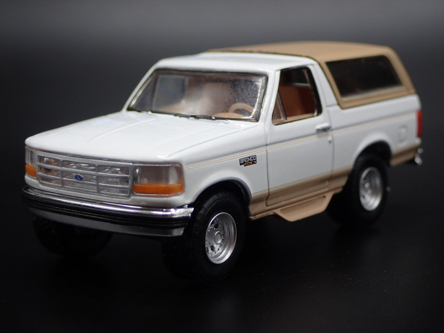 1996 96 FORD BRONCO EDDIE BAUER WHITE 1:64 SCALE DIORAMA DIECAST MODEL CAR`