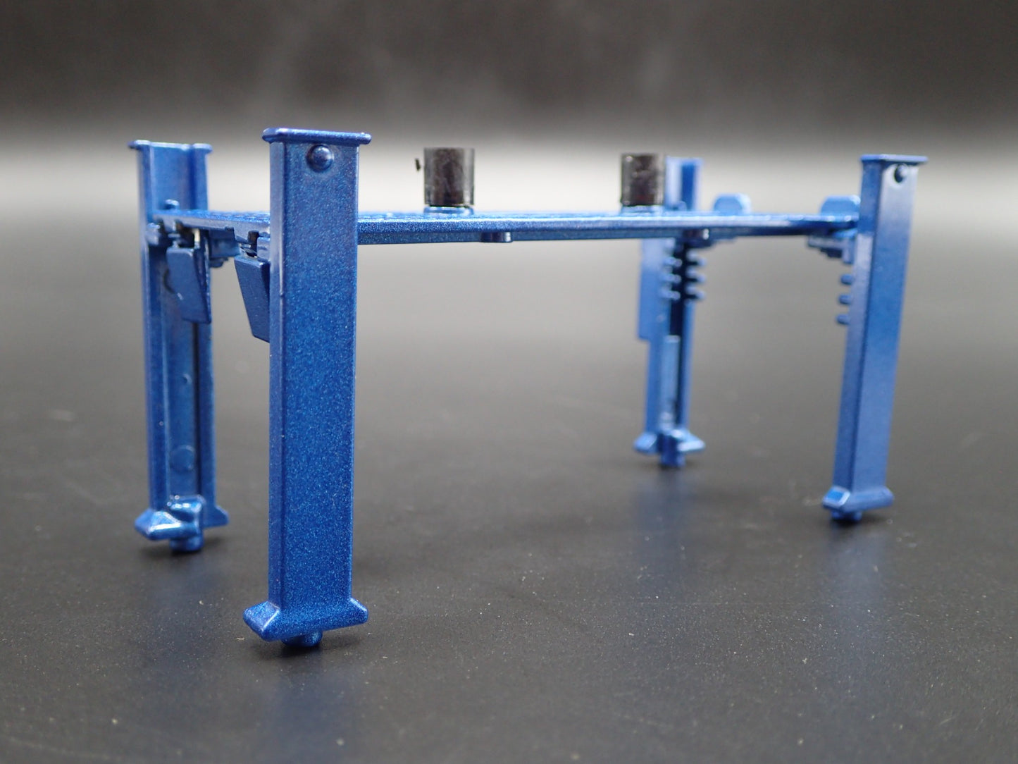 FOMOCO 1:64 SCALE AUTO SHOP MECHANIC GARAGE 4 POST CAR LIFT MODEL DIECAST PROP