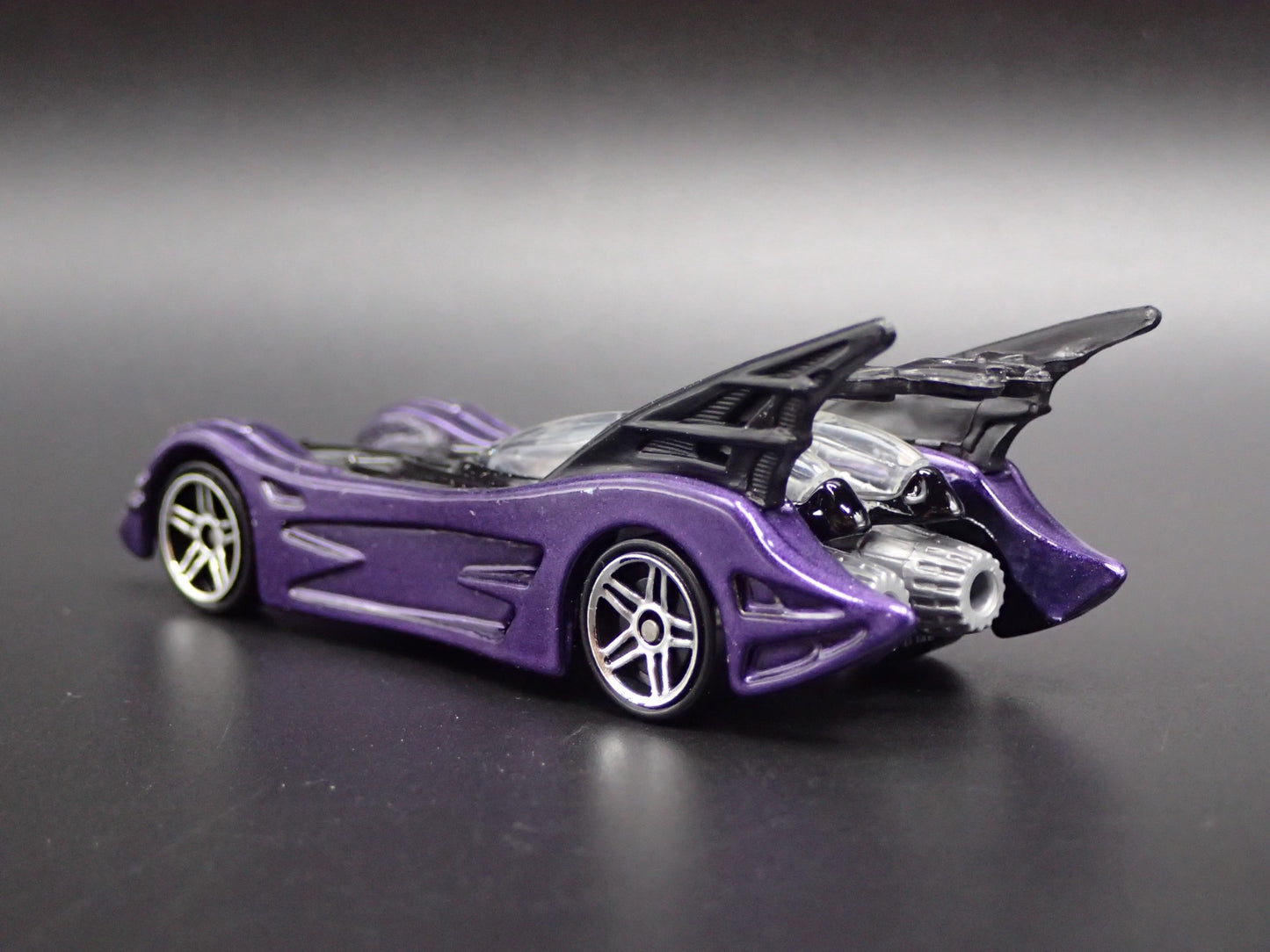 BATMAN BATMOBILE RARE 1:64 SCALE COLLECTIBLE DIORAMA DIECAST MODEL CAR