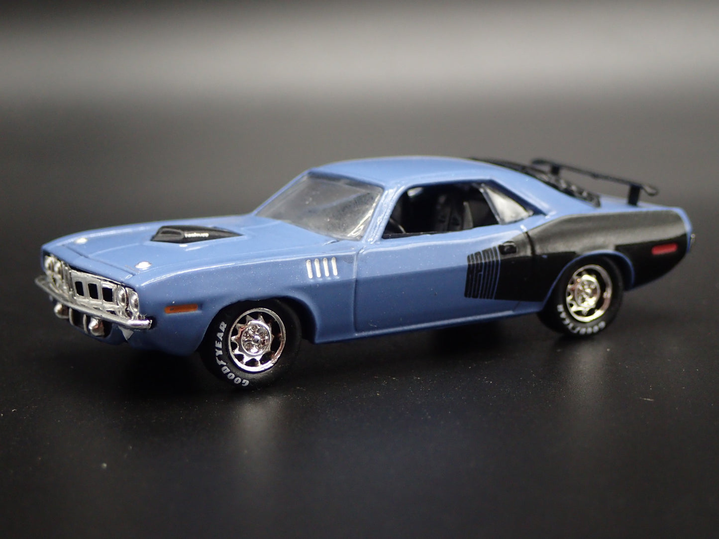 1971 71 PLYMOUTH HEMI CUDA BLUE 1/64 SCALE COLLECTIBLE DIORAMA DIECAST MODEL CAR
