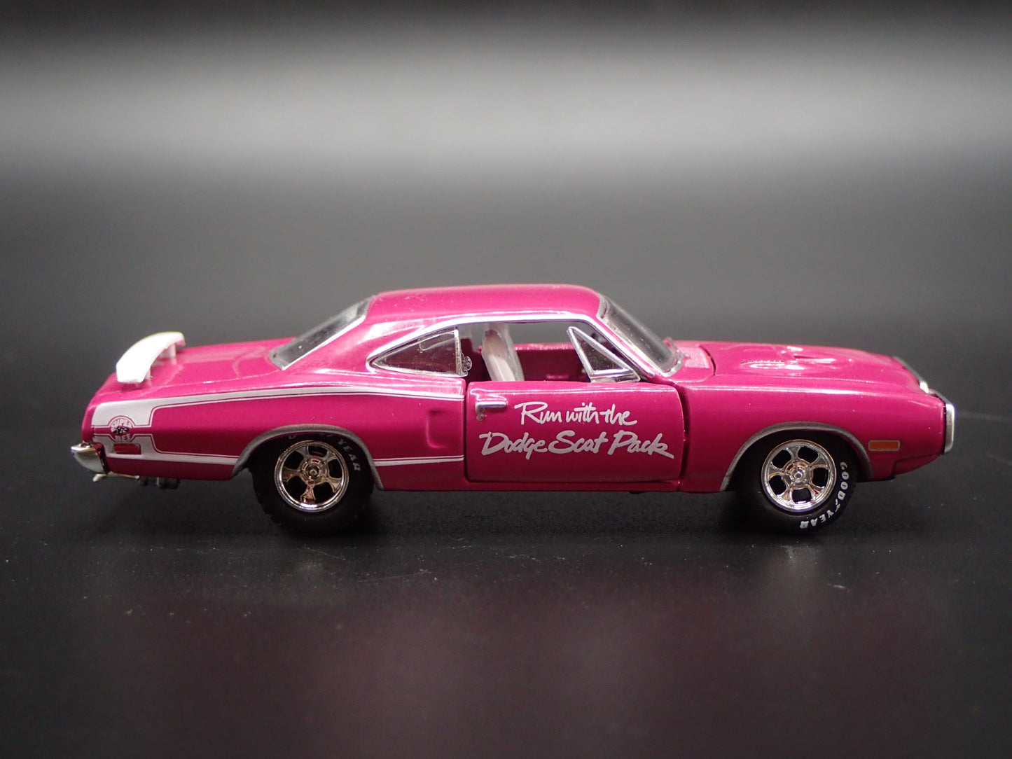 1970 70 DODGE SUPER BEE 383 SCAT PACK PINK 1:64 SCALE DIORAMA DIECAST MODEL CAR