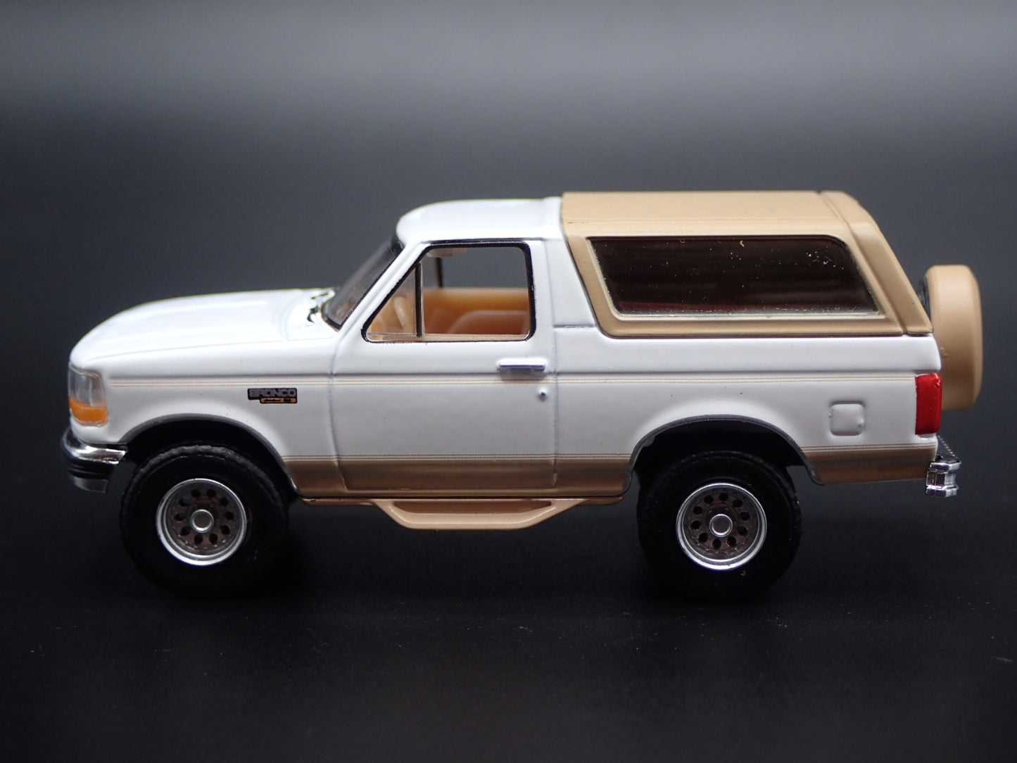 1996 96 FORD BRONCO EDDIE BAUER WHITE 1:64 SCALE DIORAMA DIECAST MODEL CAR`