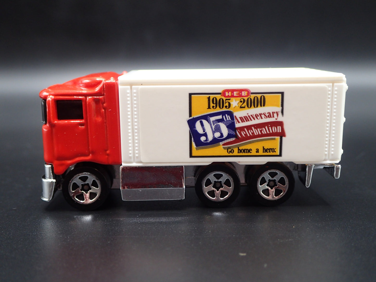 BOX DELIVERY TRUCK HIWAY HAULER H-E-B RARE 1:64 SCALE DIORAMA DIECAST MODEL CAR