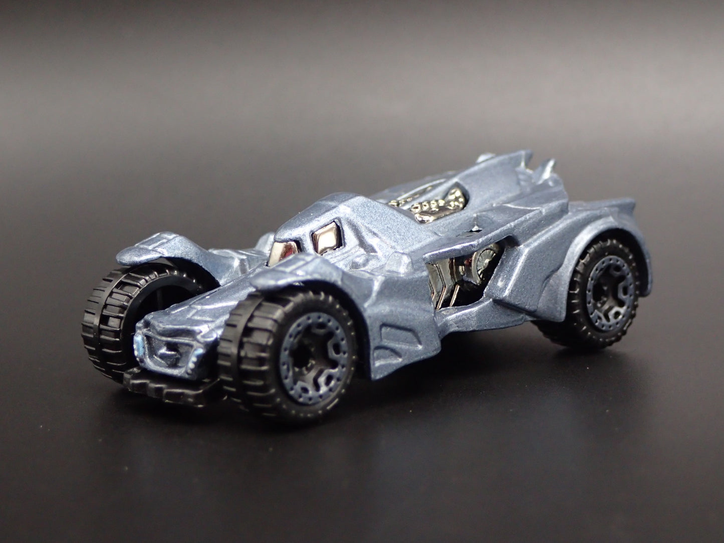 BATMAN ARKHAM KNIGHT BATMOBILE 1:64 SCALE COLLECTIBLE DIORAMA DIECAST MODEL CAR