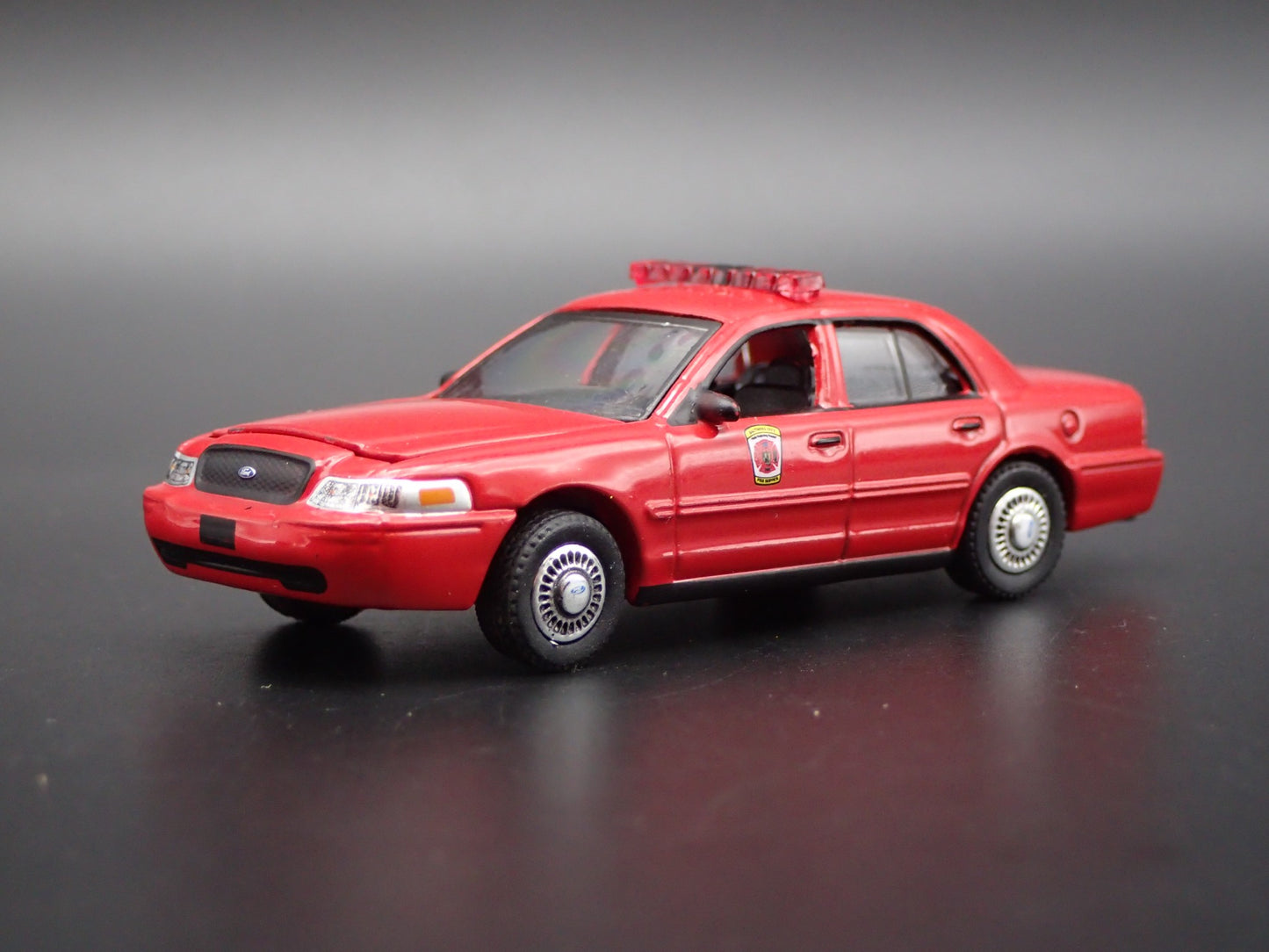2001 01 FORD CROWN VICTORIA BALTIMORE MD FIRE DEPT 1:64 SCALE DIECAST MODEL CAR