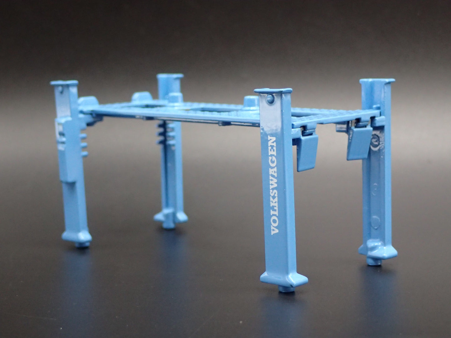 VOLKSWAGEN VW 1:64 SCALE AUTO SHOP MECHANIC GARAGE 4 POST CAR LIFT MODEL DIECAST