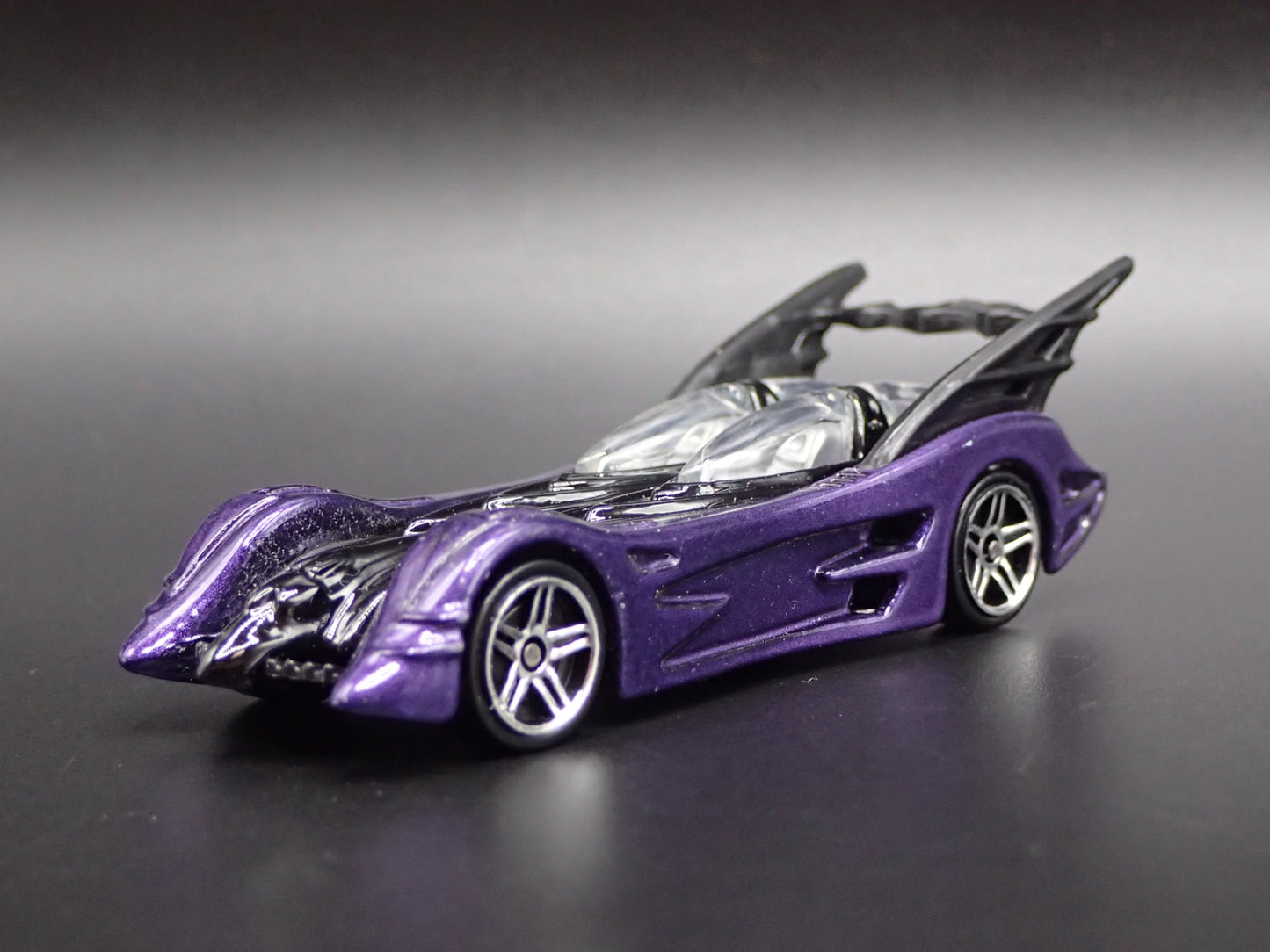 BATMAN BATMOBILE RARE 1:64 SCALE COLLECTIBLE DIORAMA DIECAST MODEL CAR