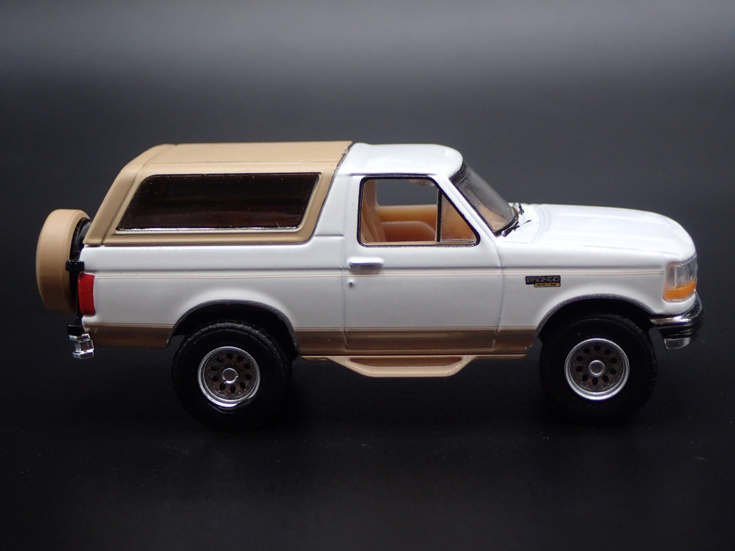 1996 96 FORD BRONCO EDDIE BAUER WHITE 1:64 SCALE DIORAMA DIECAST MODEL CAR`
