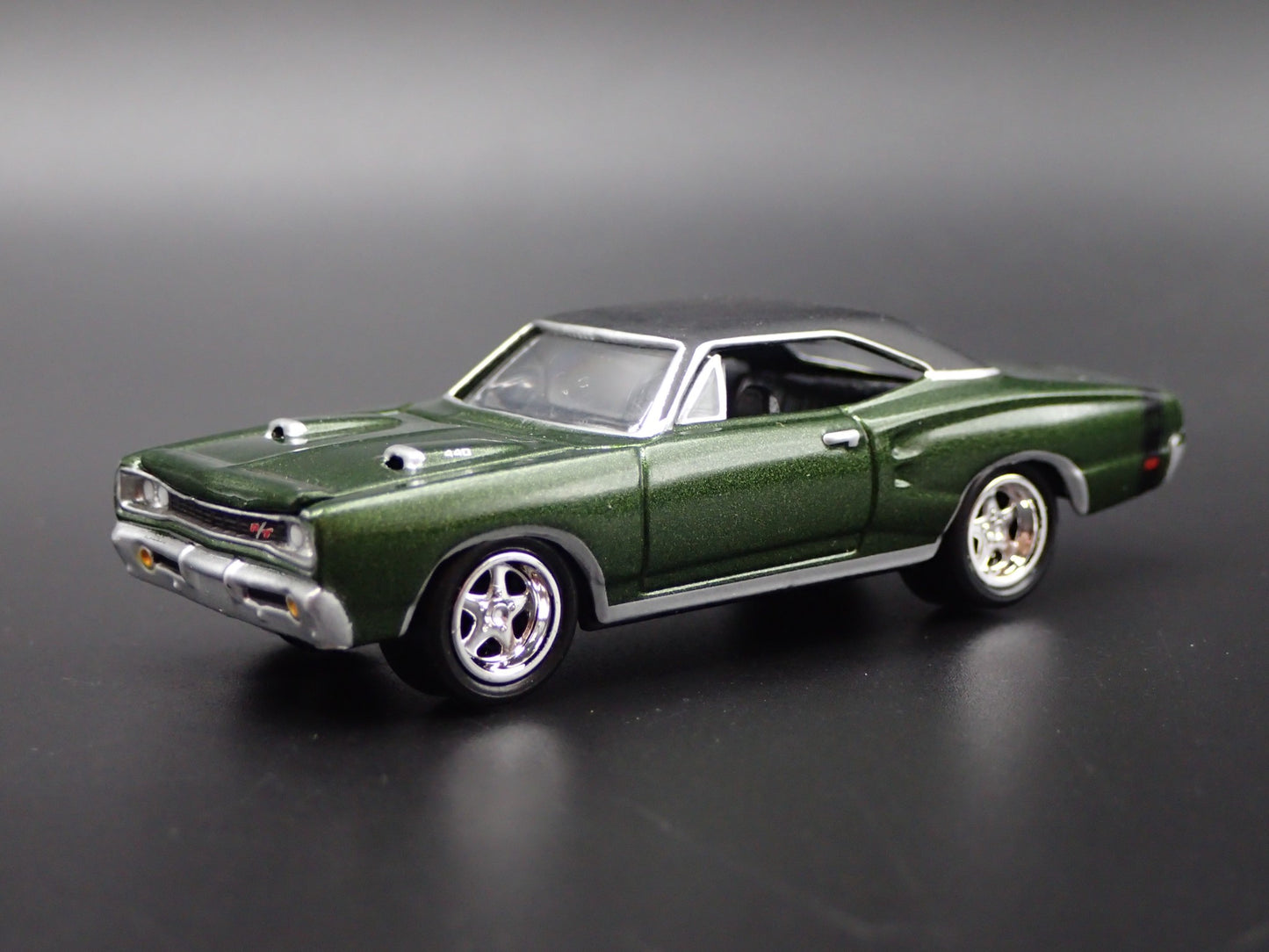1969 69 DODGE CORONET RT GREEN 1:64 SCALE COLLECTIBLE DIORAMA DIECAST MODEL CAR