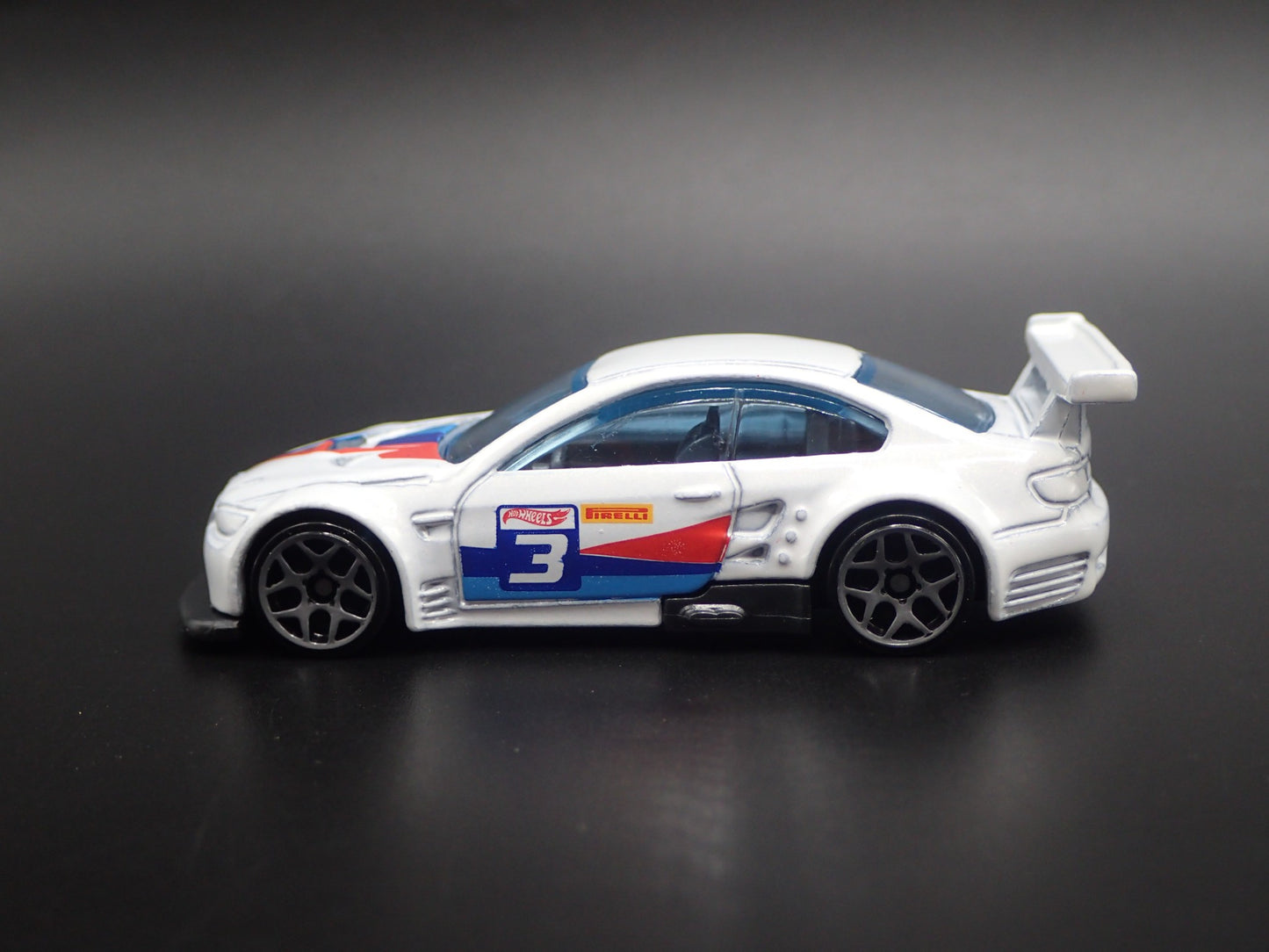 2007-2013 BMW M3 GT2 E92 WHITE 1:64 SCALE COLLECTIBLE DIORAMA DIECAST MODEL CAR