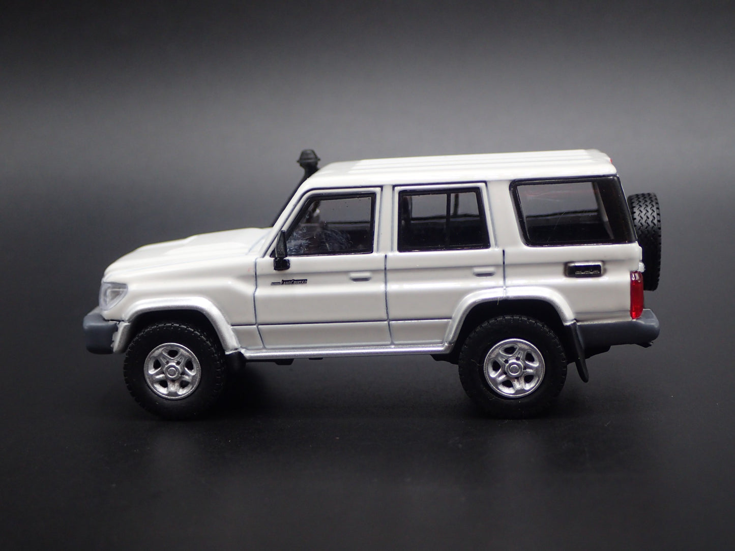 TOYOTA LAND CRUISER 70 SERIES 1/64 SCALE COLLECTIBLE DIORAMA DIECAST MODEL CAR
