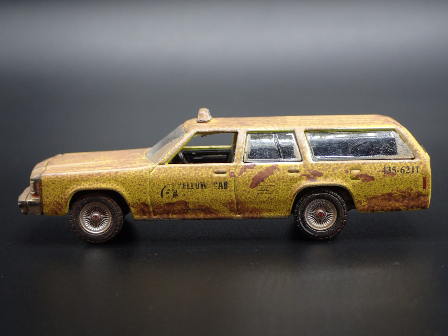 1988 FORD LTD CROWN VIC WAGON TAXI CAB CUSTOM BARN FIND 1:64 DIECAST MODEL CAR