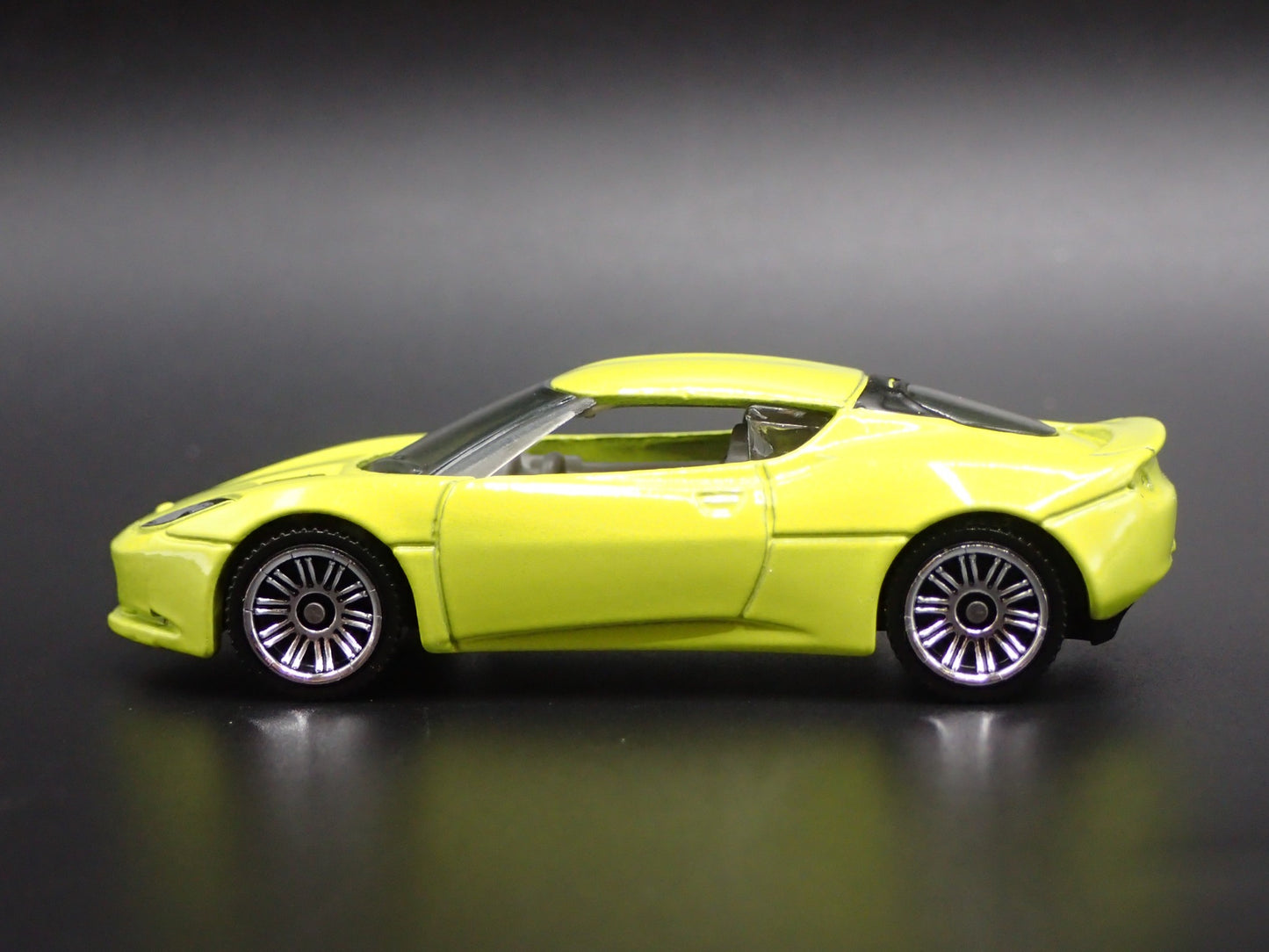 2010-2021 LOTUS EVORA GREEN 1/64 SCALE COLLECTIBLE DIORAMA DIECAST MODEL CAR