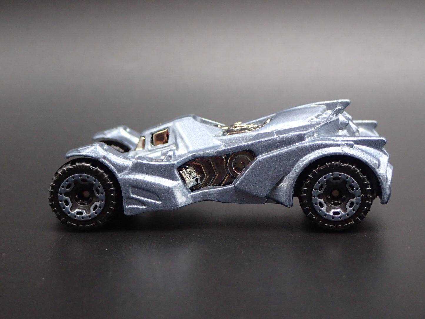 BATMAN ARKHAM KNIGHT BATMOBILE 1:64 SCALE COLLECTIBLE DIORAMA DIECAST MODEL CAR