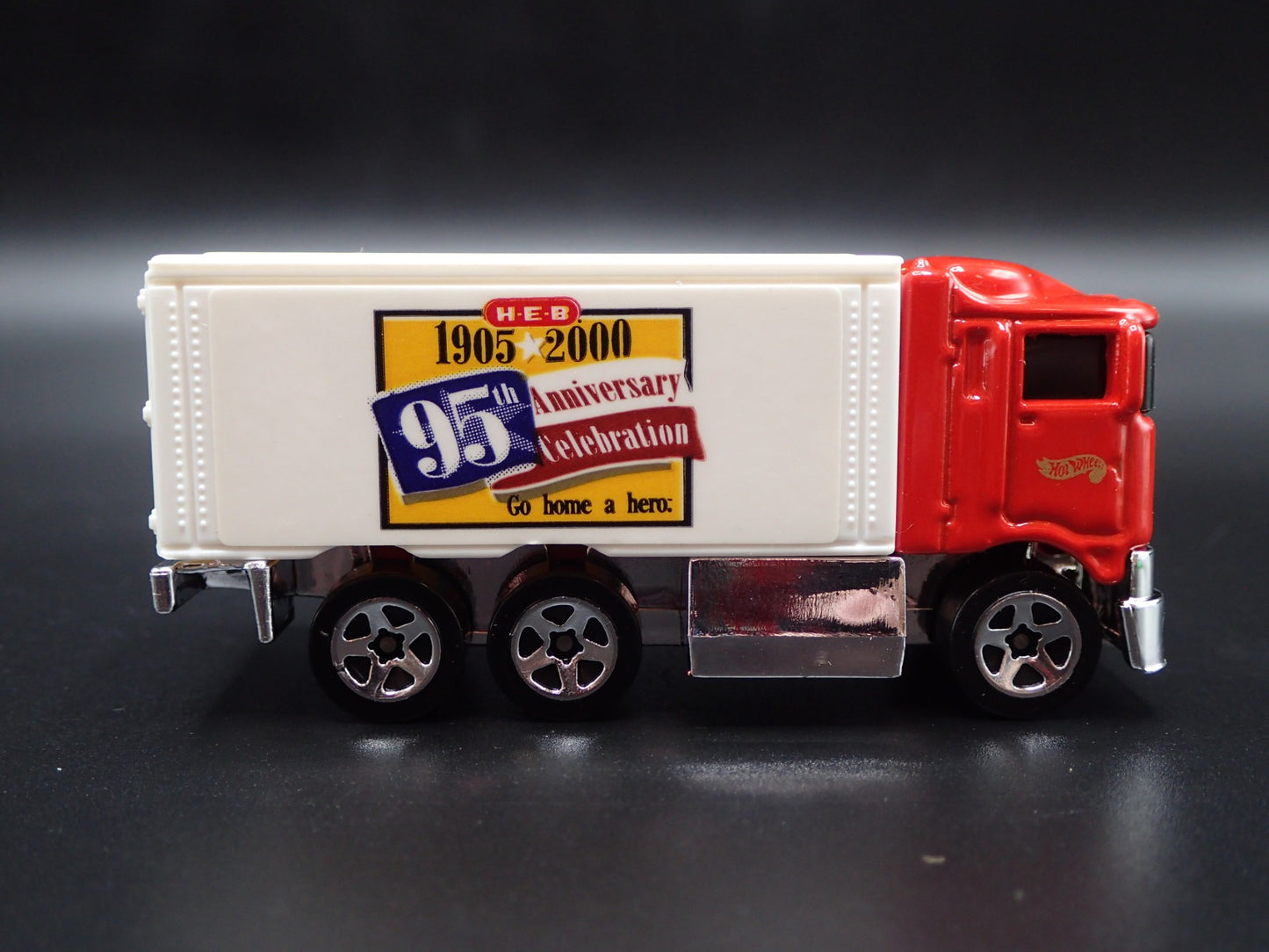 BOX DELIVERY TRUCK HIWAY HAULER H-E-B RARE 1:64 SCALE DIORAMA DIECAST MODEL CAR
