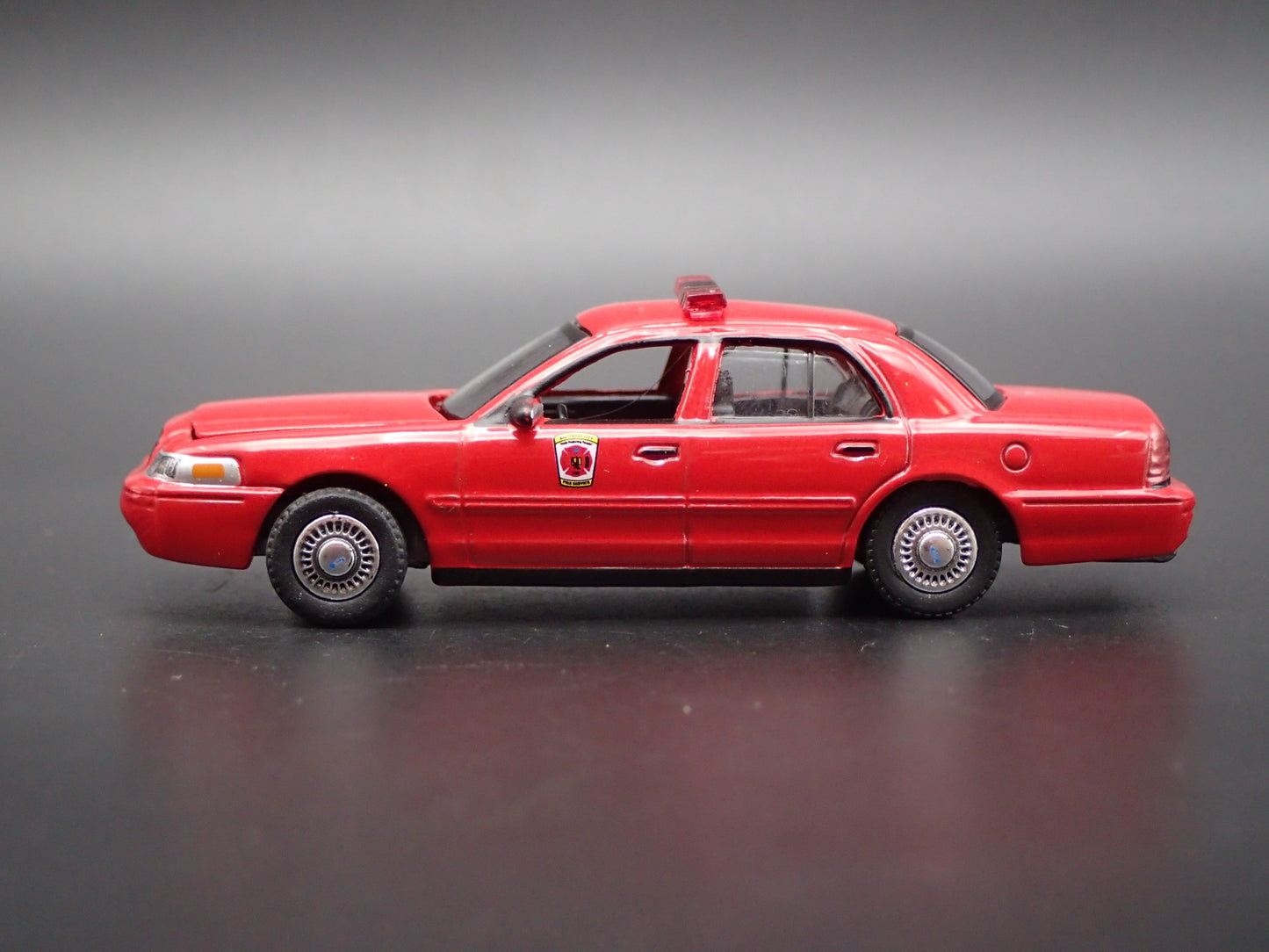 2001 01 FORD CROWN VICTORIA BALTIMORE MD FIRE DEPT 1:64 SCALE DIECAST MODEL CAR