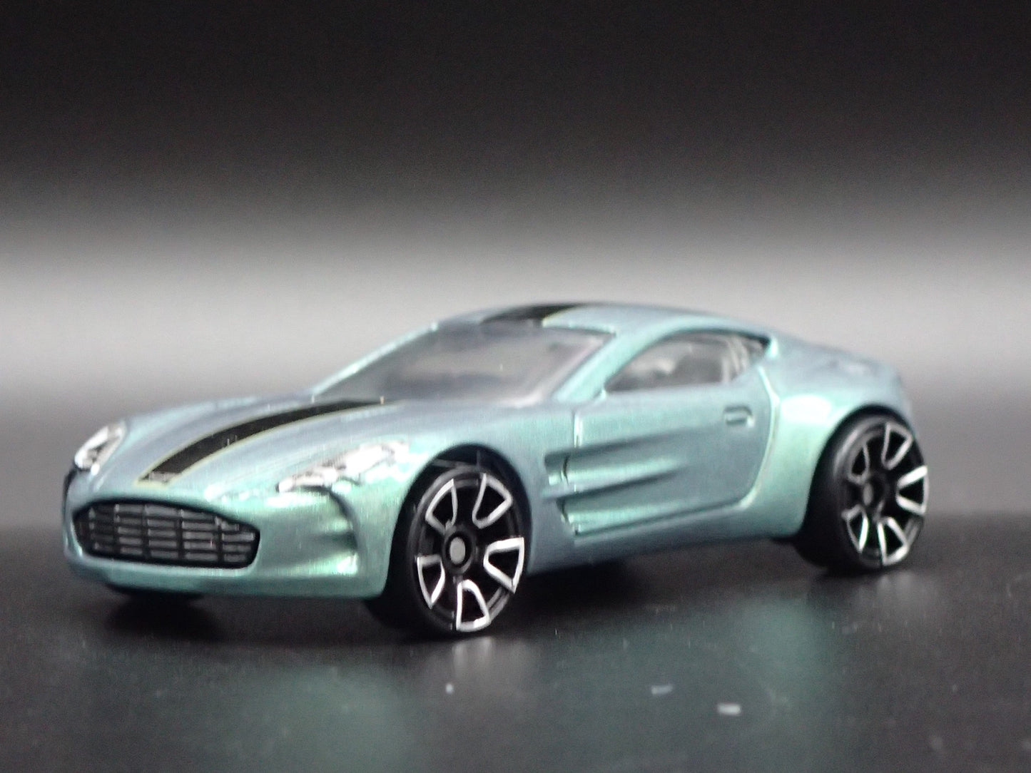 2009-2012 ASTON MARTIN ONE-77 1/64 SCALE COLLECTIBLE DIORAMA DIECAST MODEL CAR