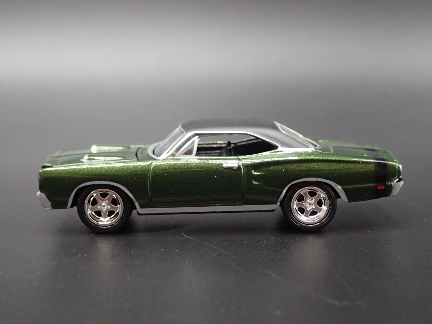 1969 69 DODGE CORONET RT GREEN 1:64 SCALE COLLECTIBLE DIORAMA DIECAST MODEL CAR