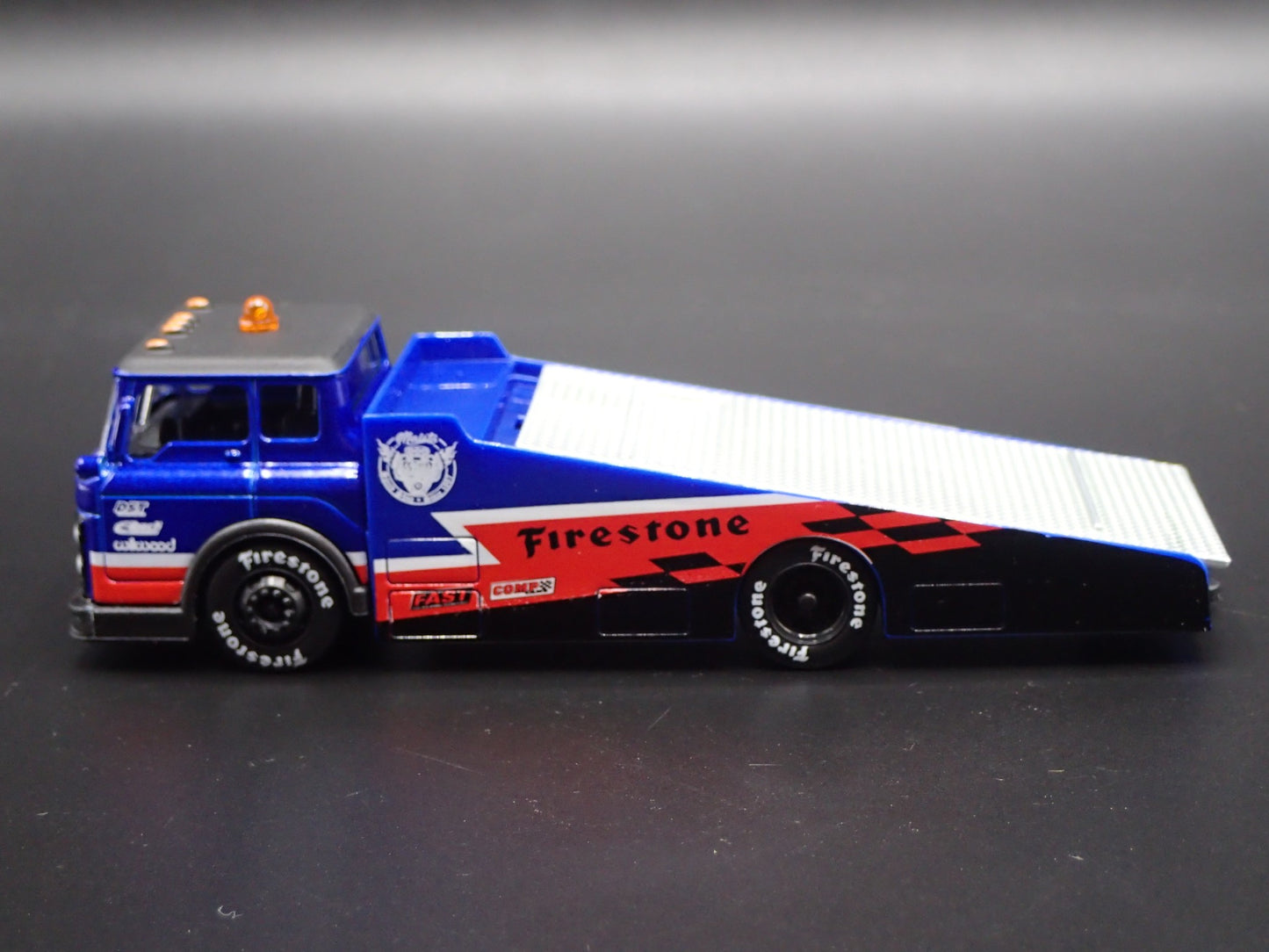 FORD COE RAMP TRUCK CAR HAULER FIRESTONE 1:64 SCALE DIORAMA DIECAST MODEL CAR