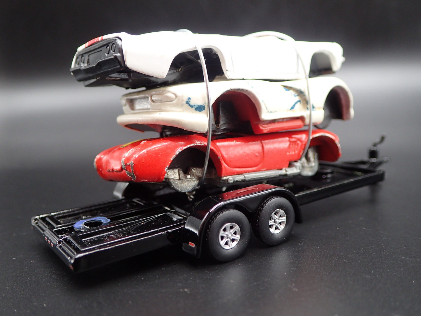 SPORTS CARS 3 CARS CRUSHED ON A FLATBED TRAILER 1:64 SCALE DIECAST MODEL CAR
