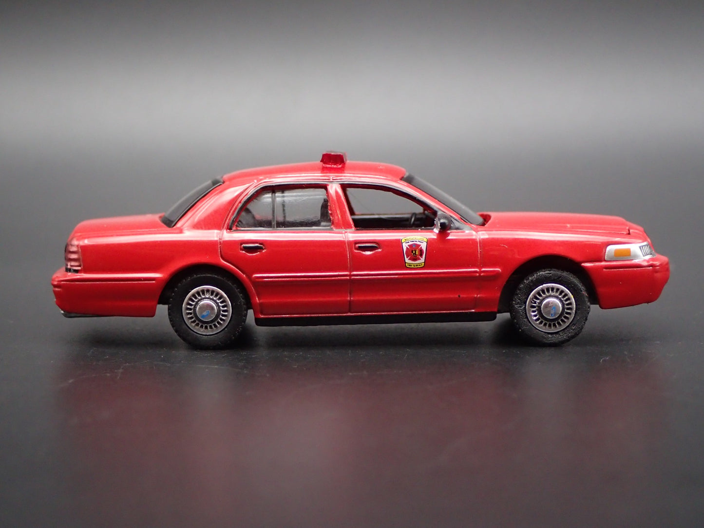 2001 01 FORD CROWN VICTORIA BALTIMORE MD FIRE DEPT 1:64 SCALE DIECAST MODEL CAR