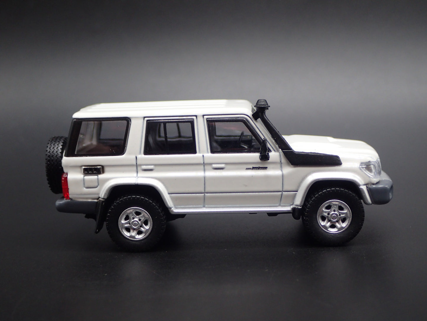 TOYOTA LAND CRUISER 70 SERIES 1/64 SCALE COLLECTIBLE DIORAMA DIECAST MODEL CAR