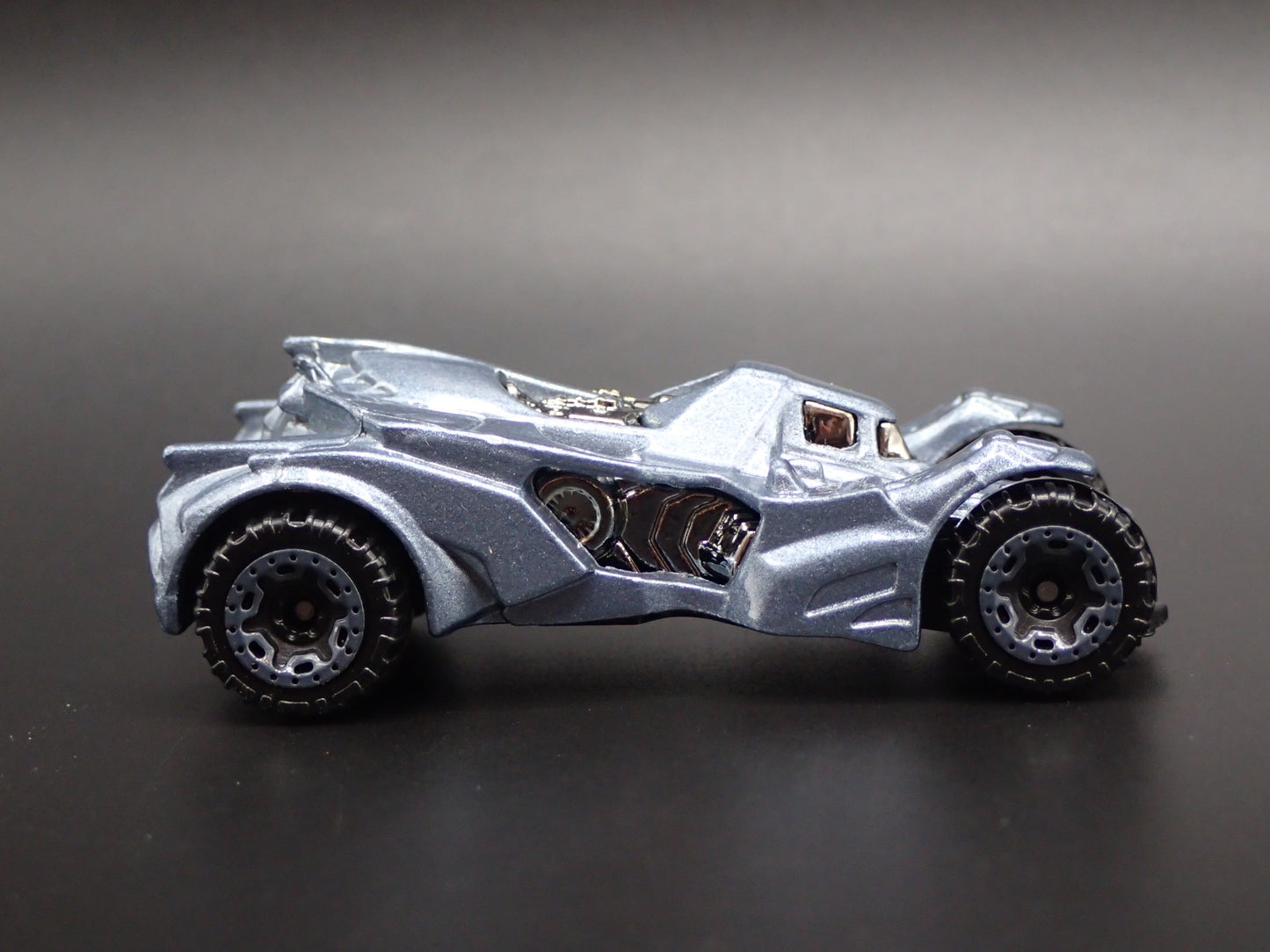 BATMAN ARKHAM KNIGHT BATMOBILE 1:64 SCALE COLLECTIBLE DIORAMA DIECAST MODEL CAR