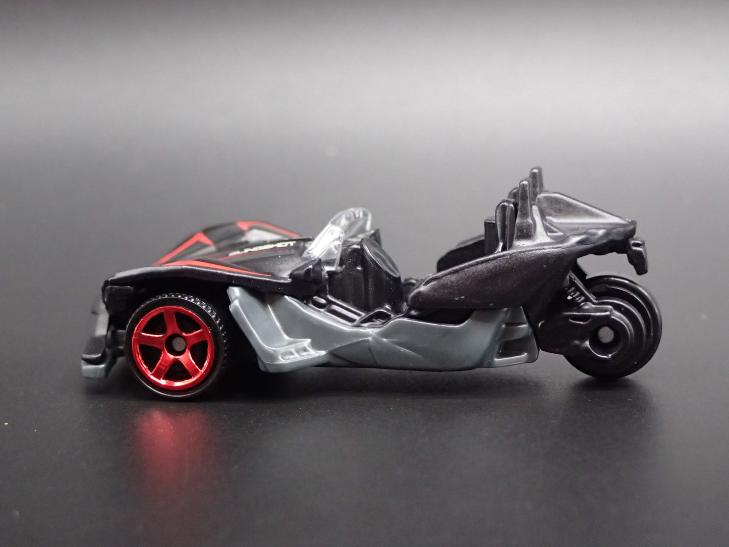 POLARIS SLINGSHOT MOTORCYCLE 1/64 SCALE COLLECTIBLE DIORAMA DIECAST MODEL CAR