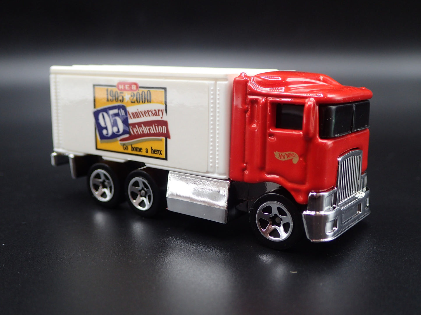 BOX DELIVERY TRUCK HIWAY HAULER H-E-B RARE 1:64 SCALE DIORAMA DIECAST MODEL CAR