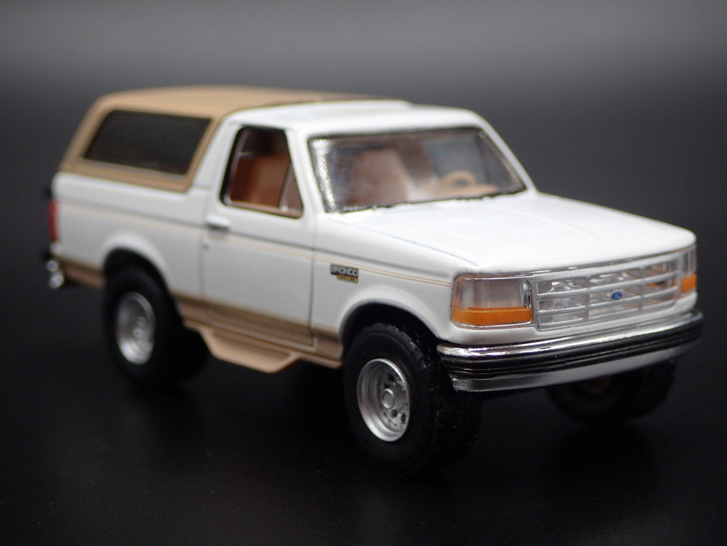 1996 96 FORD BRONCO EDDIE BAUER WHITE 1:64 SCALE DIORAMA DIECAST MODEL CAR`