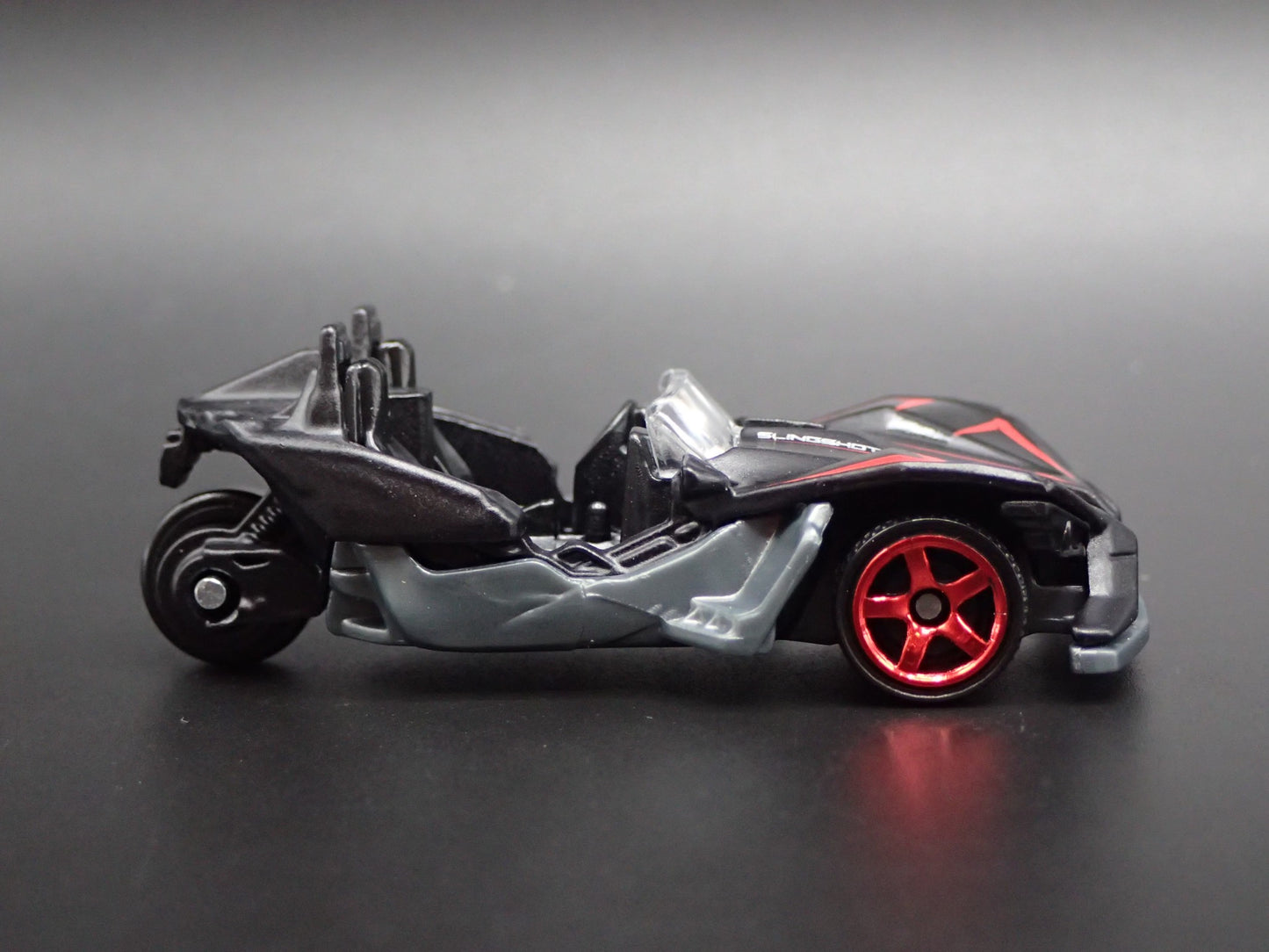 POLARIS SLINGSHOT MOTORCYCLE 1/64 SCALE COLLECTIBLE DIORAMA DIECAST MODEL CAR