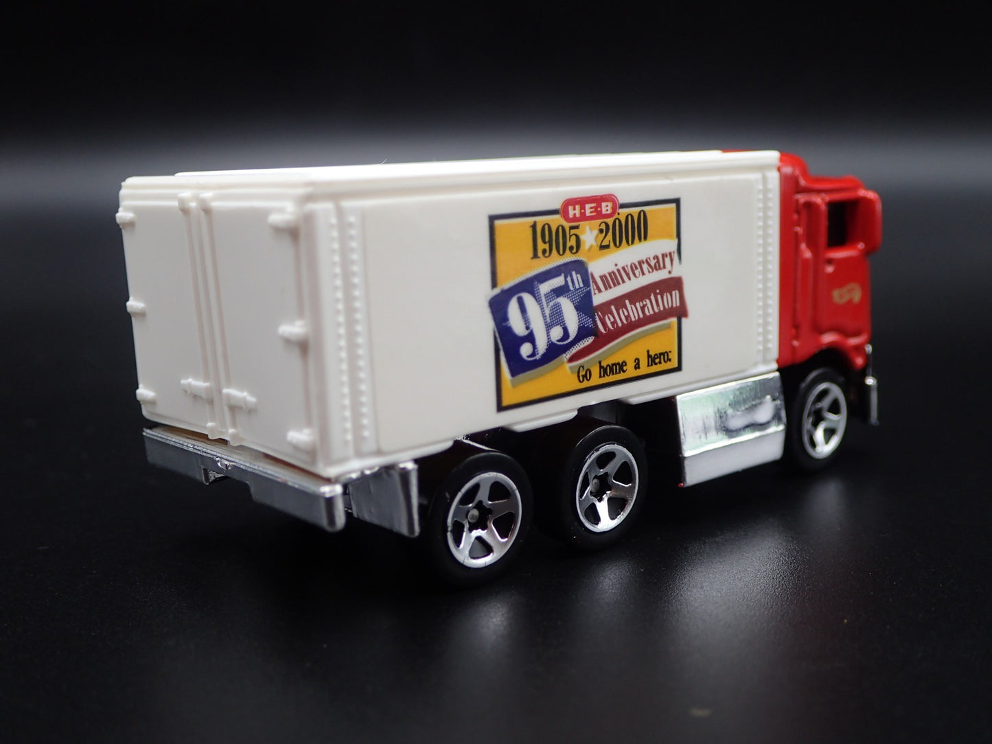 BOX DELIVERY TRUCK HIWAY HAULER H-E-B RARE 1:64 SCALE DIORAMA DIECAST MODEL CAR
