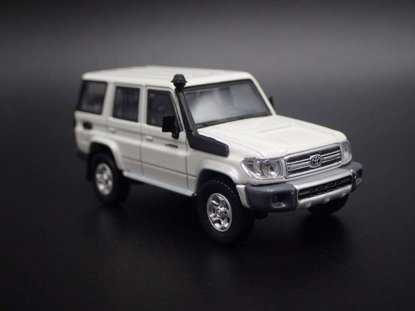 TOYOTA LAND CRUISER 70 SERIES 1/64 SCALE COLLECTIBLE DIORAMA DIECAST MODEL CAR