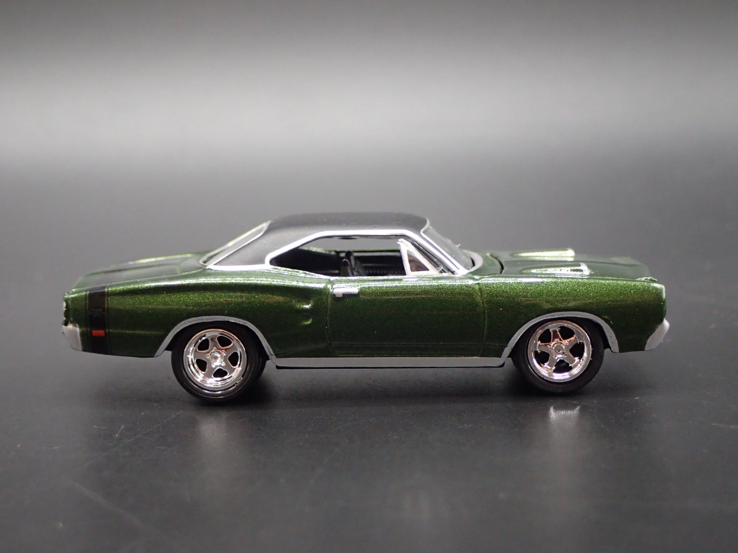 1969 69 DODGE CORONET RT GREEN 1:64 SCALE COLLECTIBLE DIORAMA DIECAST MODEL CAR