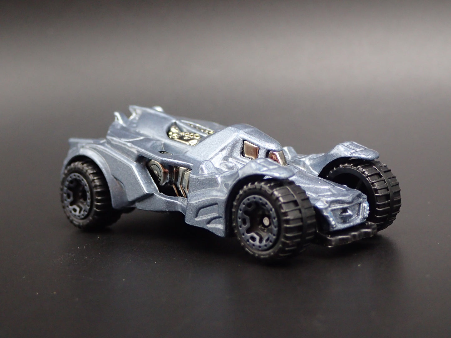 BATMAN ARKHAM KNIGHT BATMOBILE 1:64 SCALE COLLECTIBLE DIORAMA DIECAST MODEL CAR