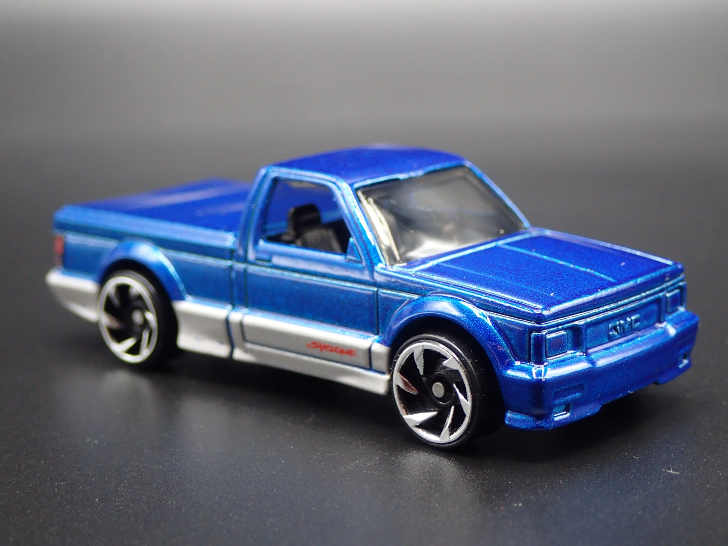 1991 91 GMC SYCLONE PICKUP TRUCK BLUE RARE 1:64 SCALE DIORAMA DIECAST MODEL CAR