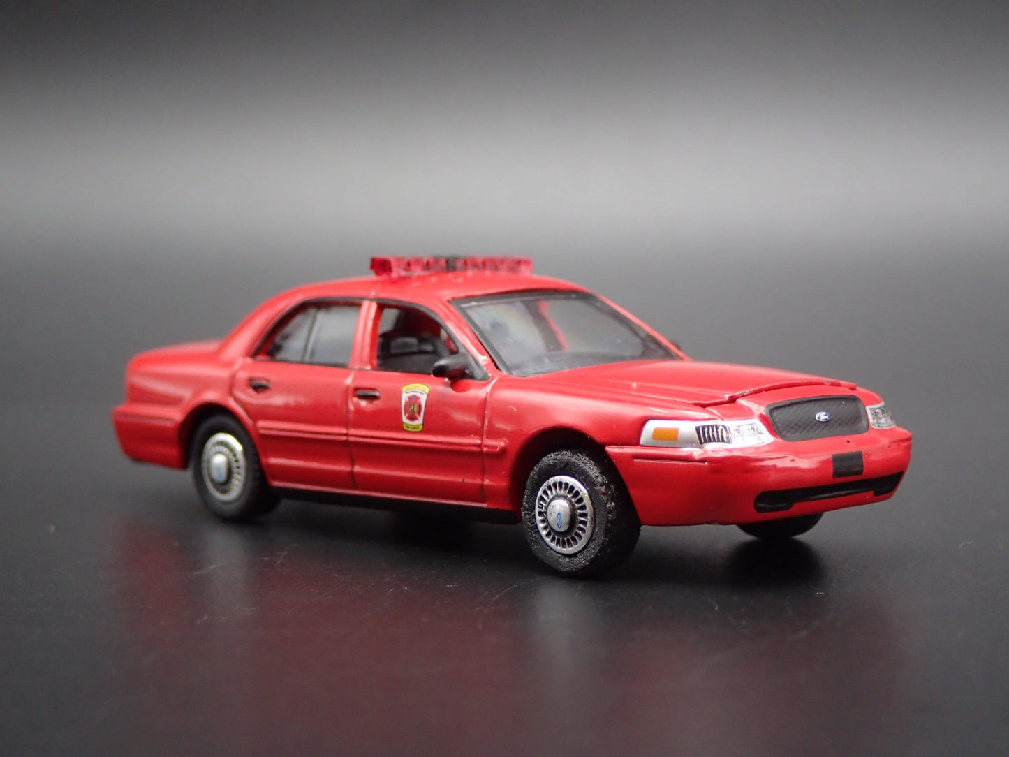 2001 01 FORD CROWN VICTORIA BALTIMORE MD FIRE DEPT 1:64 SCALE DIECAST MODEL CAR