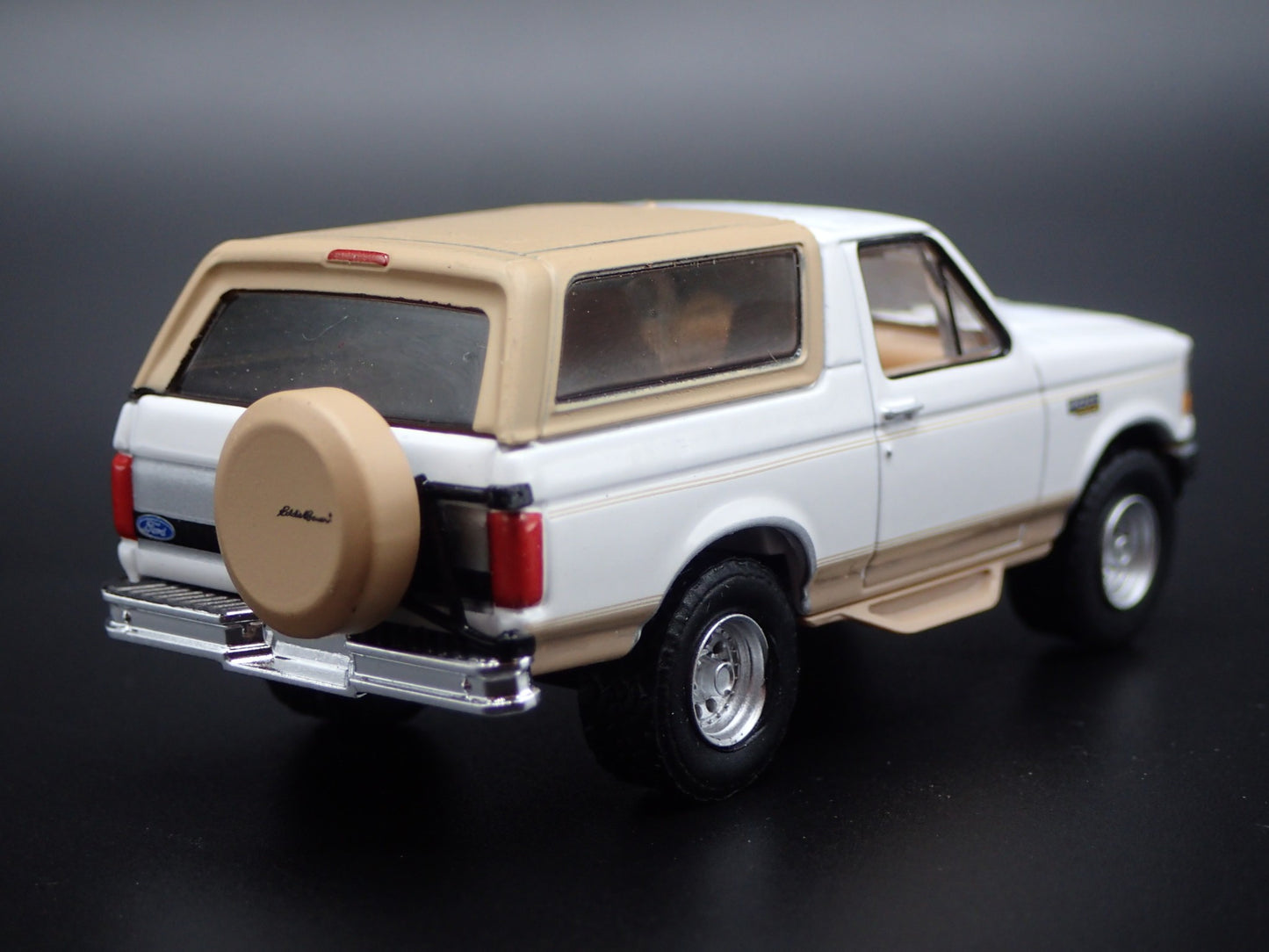 1996 96 FORD BRONCO EDDIE BAUER WHITE 1:64 SCALE DIORAMA DIECAST MODEL CAR`
