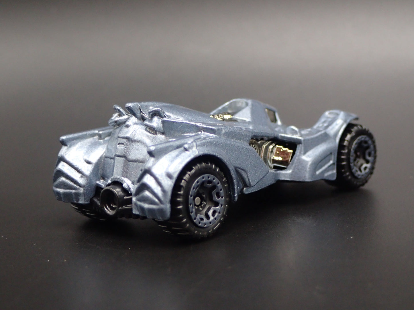 BATMAN ARKHAM KNIGHT BATMOBILE 1:64 SCALE COLLECTIBLE DIORAMA DIECAST MODEL CAR