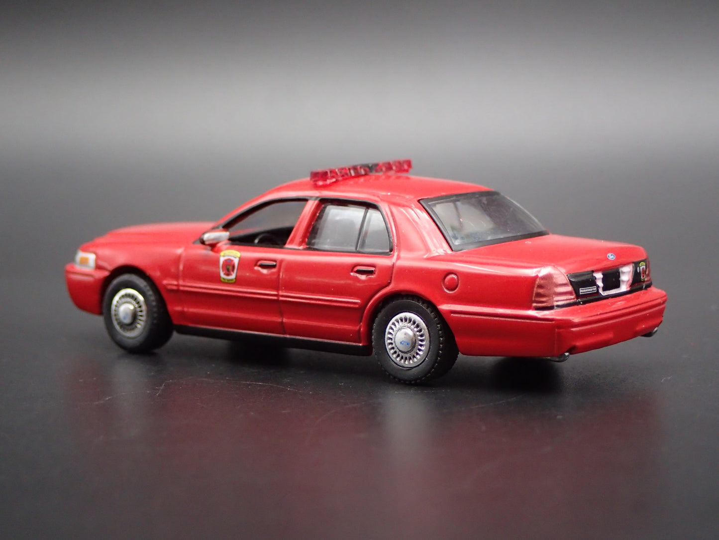 2001 01 FORD CROWN VICTORIA BALTIMORE MD FIRE DEPT 1:64 SCALE DIECAST MODEL CAR