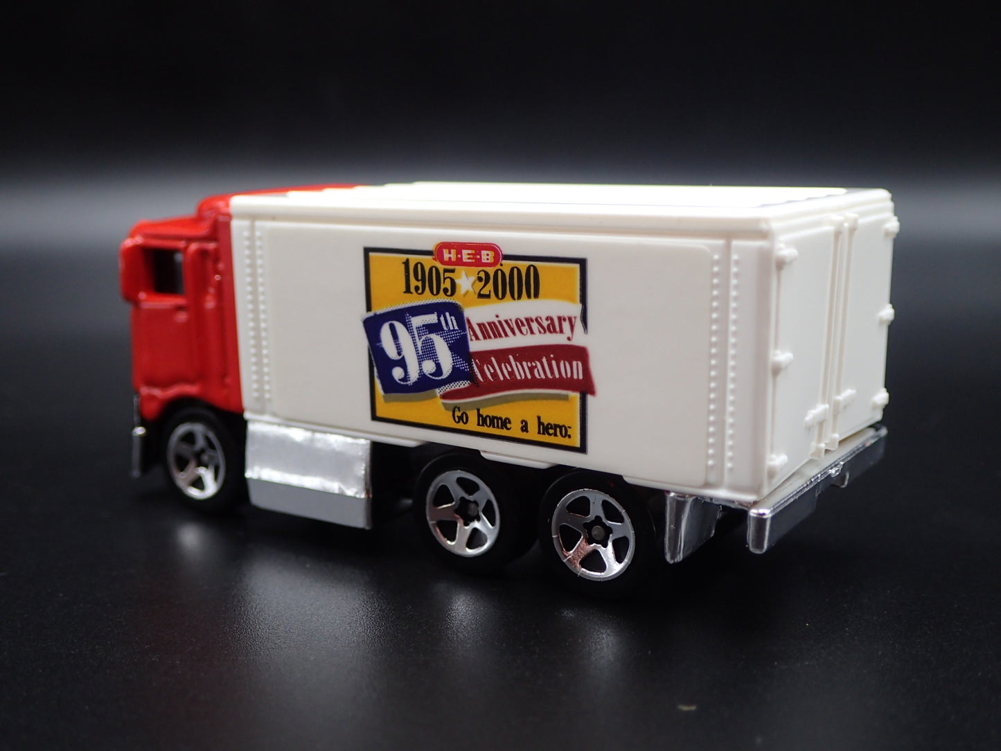 BOX DELIVERY TRUCK HIWAY HAULER H-E-B RARE 1:64 SCALE DIORAMA DIECAST MODEL CAR