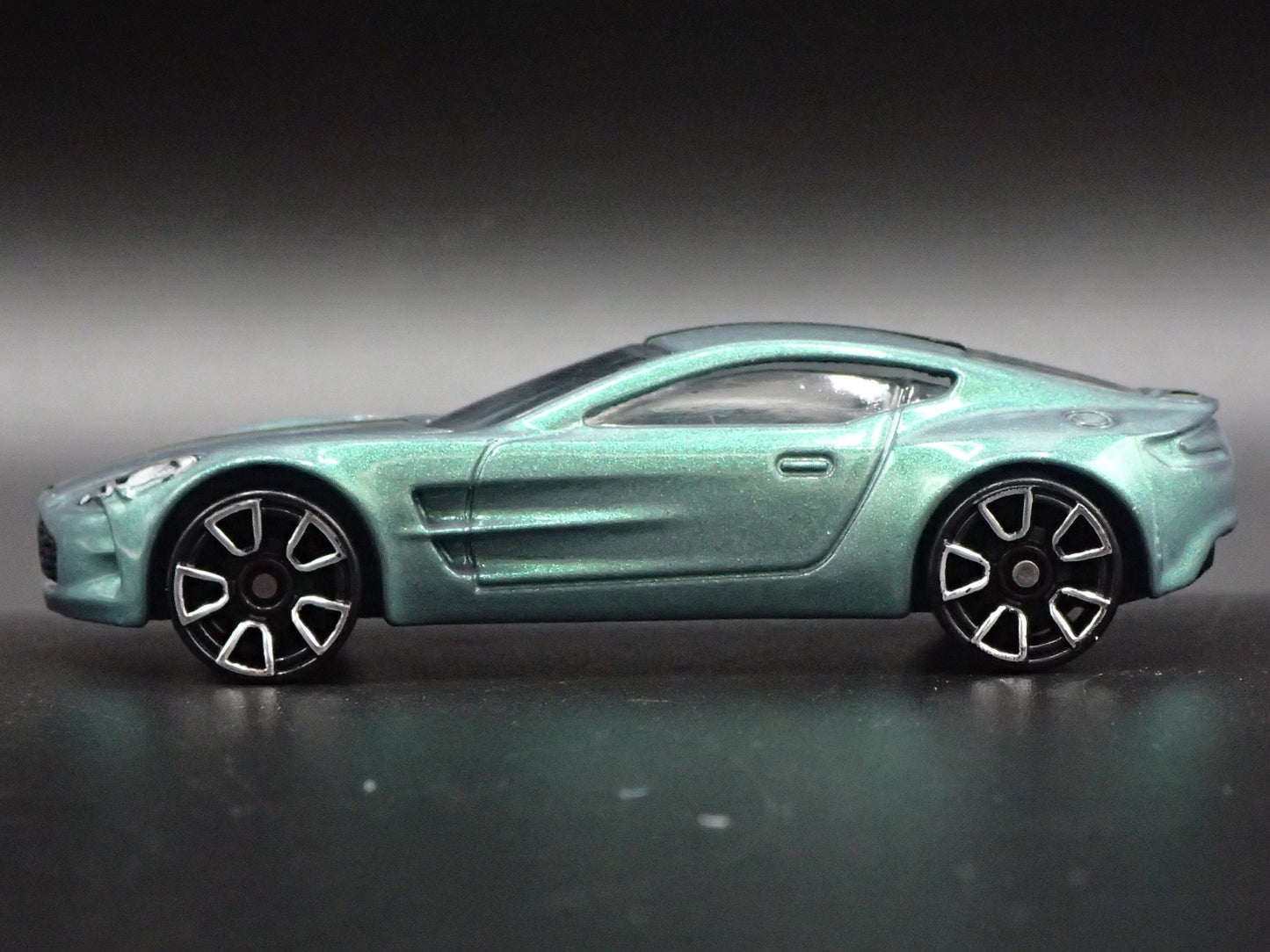 2009-2012 ASTON MARTIN ONE-77 1/64 SCALE COLLECTIBLE DIORAMA DIECAST MODEL CAR