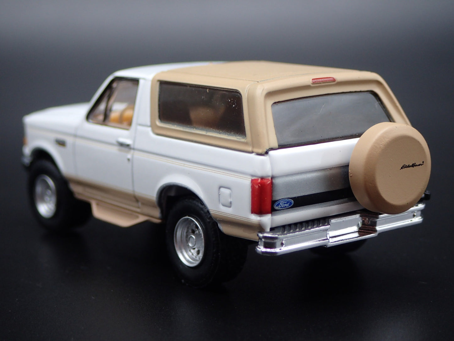 1996 96 FORD BRONCO EDDIE BAUER WHITE 1:64 SCALE DIORAMA DIECAST MODEL CAR`