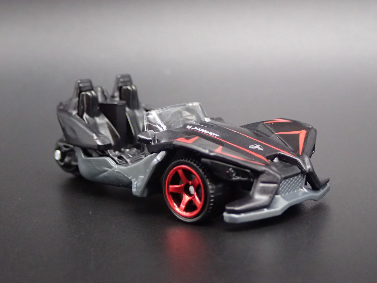 POLARIS SLINGSHOT MOTORCYCLE 1/64 SCALE COLLECTIBLE DIORAMA DIECAST MODEL CAR