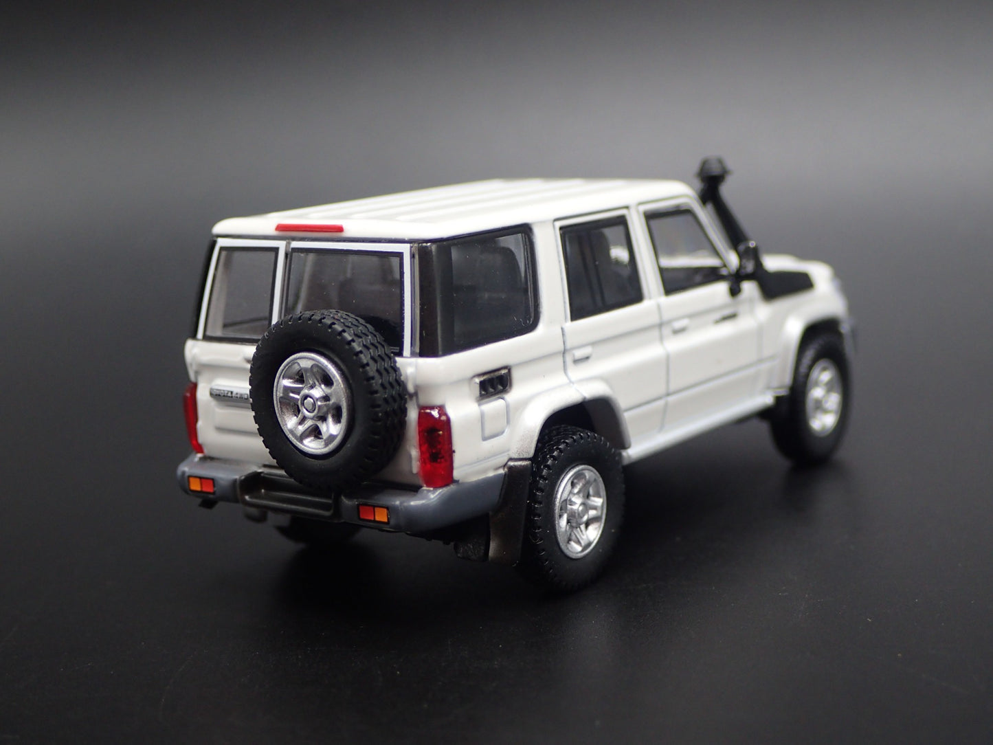 TOYOTA LAND CRUISER 70 SERIES 1/64 SCALE COLLECTIBLE DIORAMA DIECAST MODEL CAR