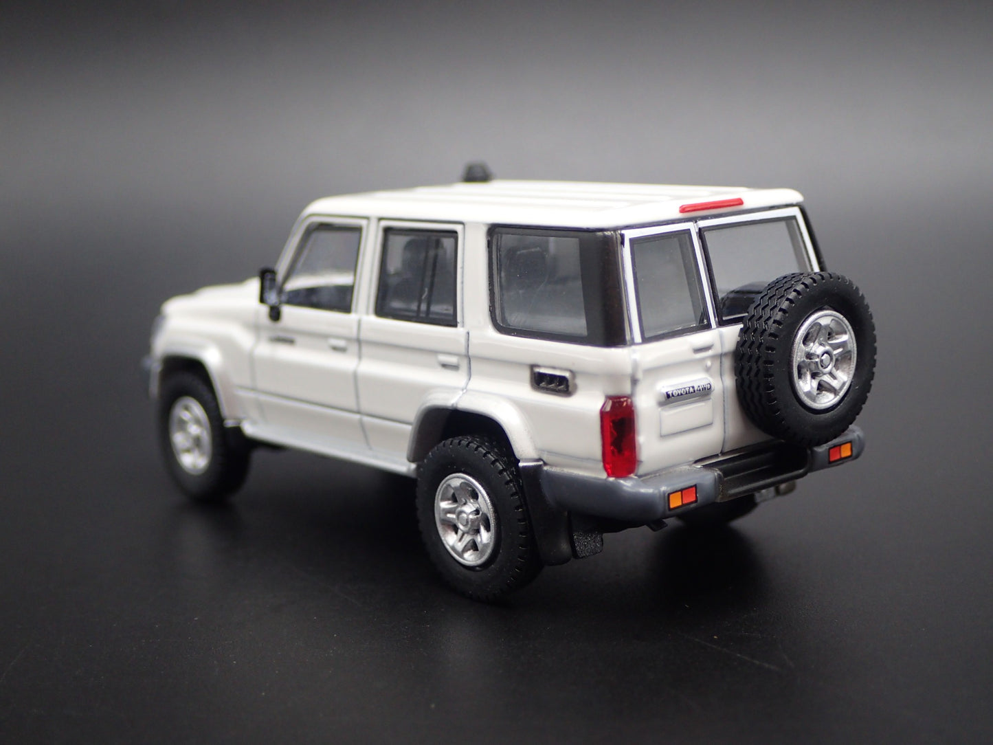 TOYOTA LAND CRUISER 70 SERIES 1/64 SCALE COLLECTIBLE DIORAMA DIECAST MODEL CAR