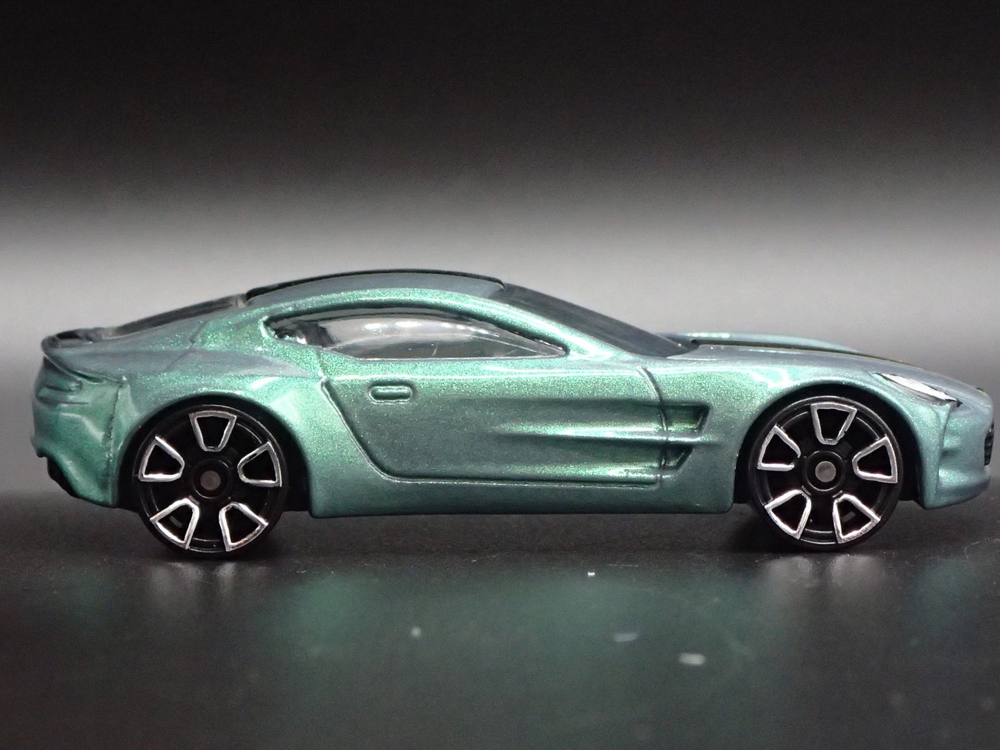2009-2012 ASTON MARTIN ONE-77 1/64 SCALE COLLECTIBLE DIORAMA DIECAST MODEL CAR